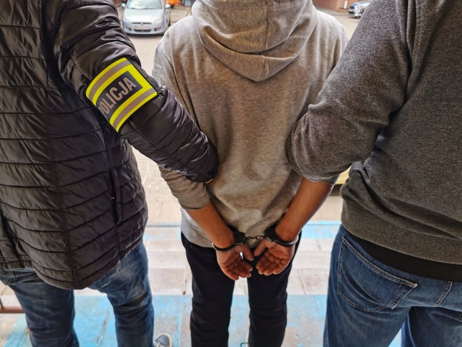 Policjanci zatrzymali 48-latka podejrzanego o oszustwo metodą „na policjanta”