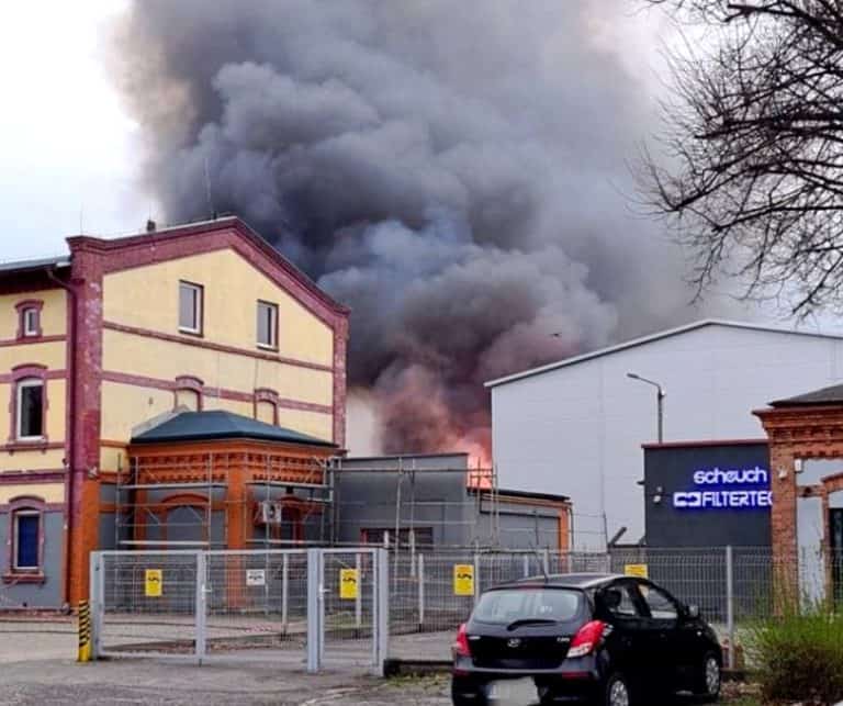 Pożar hali w Dąbrowie Górniczej. Dym widać było z wielu kilometrów
