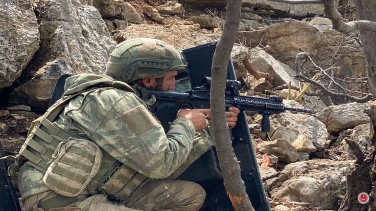 Tureckie Ministerstwo Obrony opublikowało film ukazujący poddających się bojowników PKK w regionie Avaşin (północny Irak)
