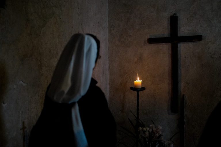 W Katowicach zmarła zakonnica. Sanepid sprawdza, czy przyczyną był indyjski wariant koronawirusa