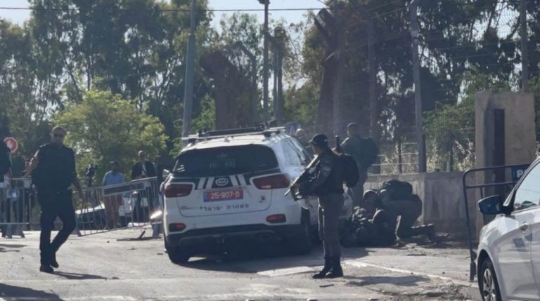 W Jerozolimie Palestyńczyk wjechał samochodem w policjantów /filmy/