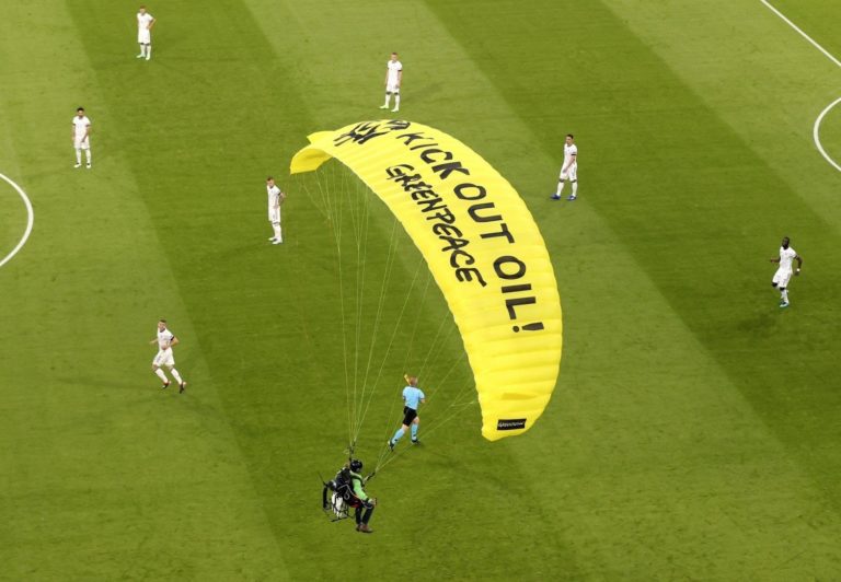 Aktywista Greenpeace wtargnął na murawę podczas meczu Euro na paralotni