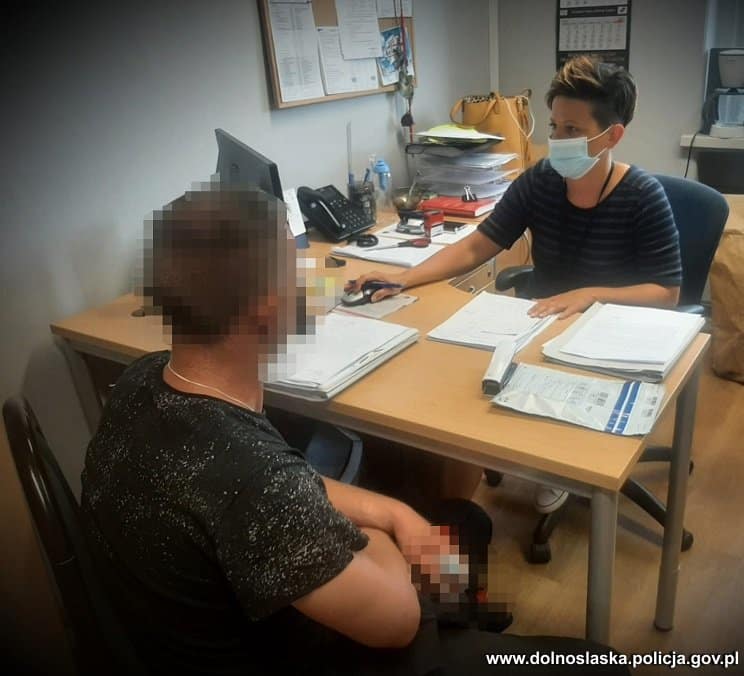 Policjanci zatrzymali oszusta – „chciał po prostu… dorobić”