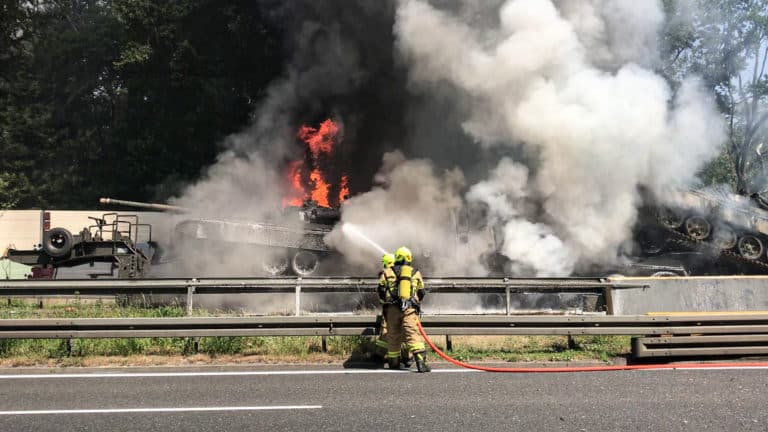 Kolizja i pożar pojazdów przewożących czołgi T-72