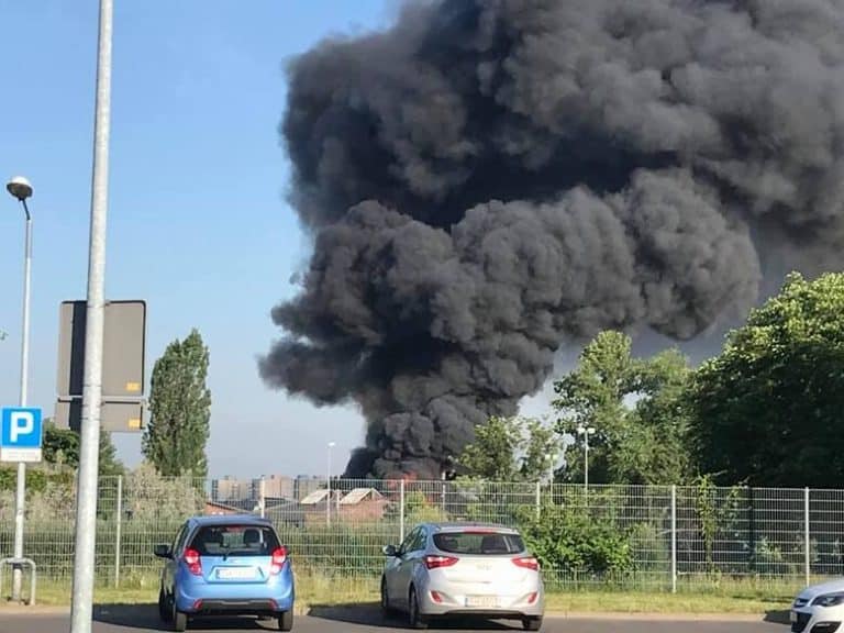 Po pożarze hali w Chorzowie: Znaleziono ciało mężczyzny z raną postrzałową