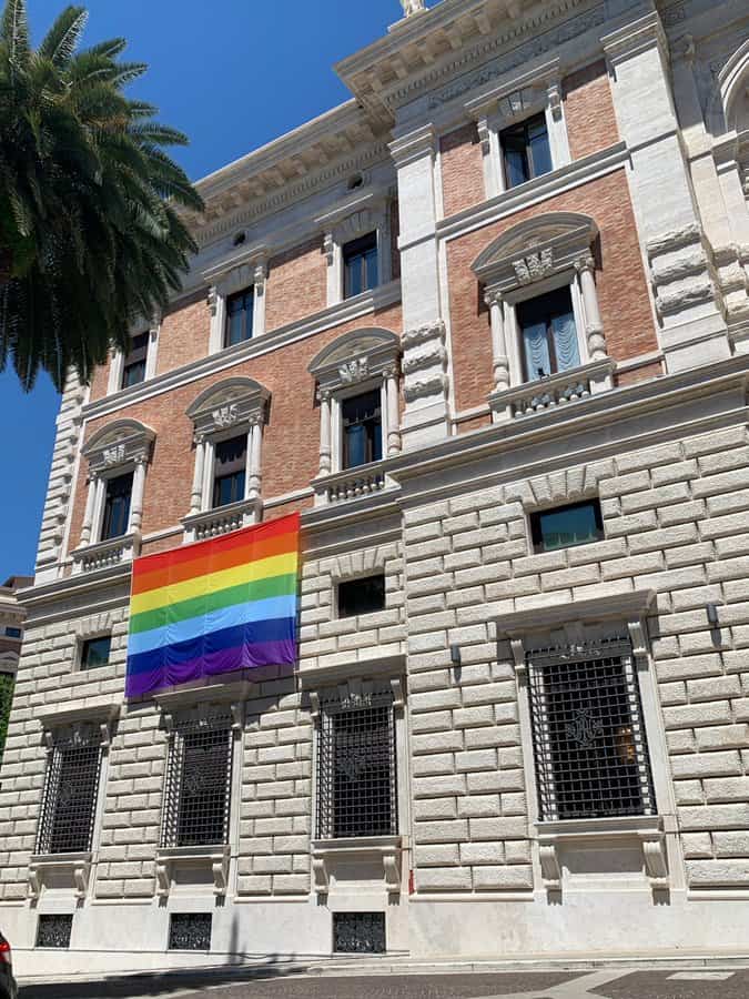 Flaga LGBT na ambasadzie USA przy Stolicy Apostolskiej