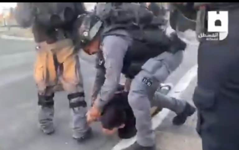 Szokujące zachowanie izraelskich żołnierzy i policjantów /filmy/