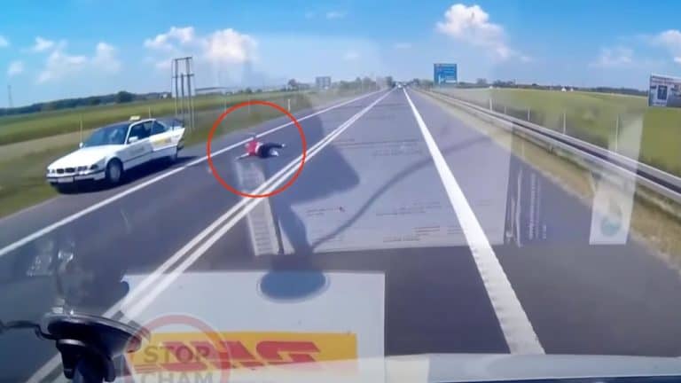 Kamera zarejestrowała, jak kobieta wyskoczyła z pędzącej taksówki. Wiadomo, czemu to zrobiła