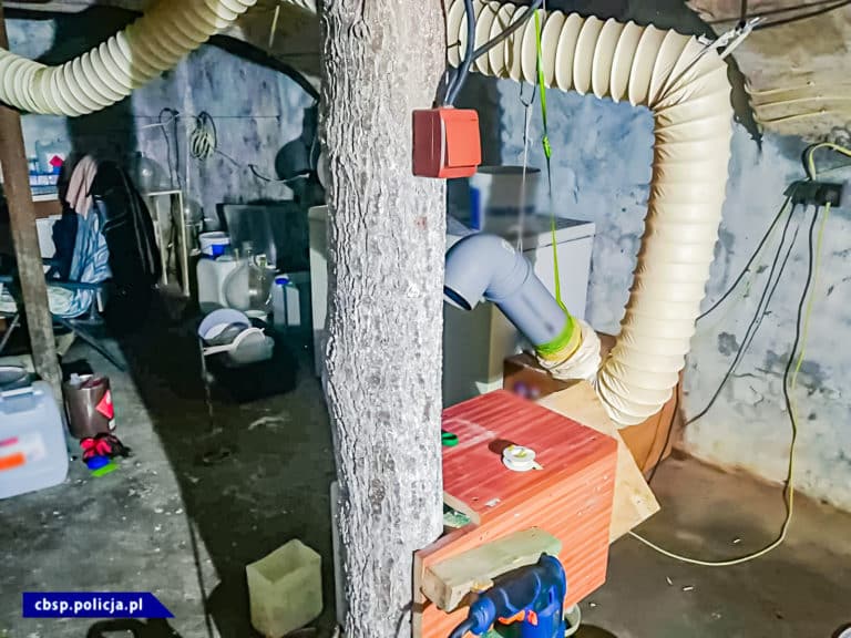 Laboratorium metamfetaminy było ukryte pod kojcen dla psów