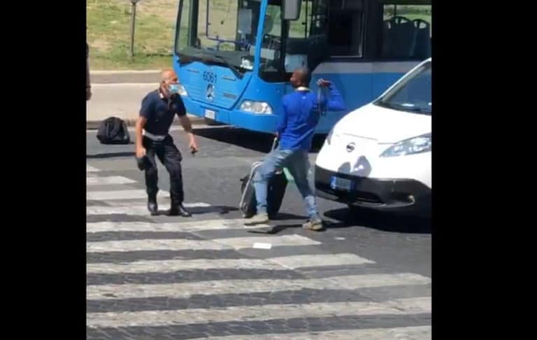 Nagranie z rzymskiej ulicy: Imigrant atakuje policjanta