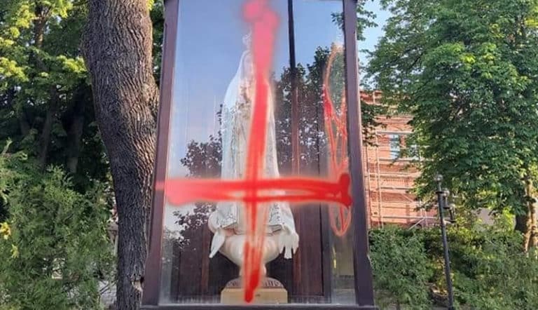 Szczecin: porażająca profanacja figur Matki Bożej