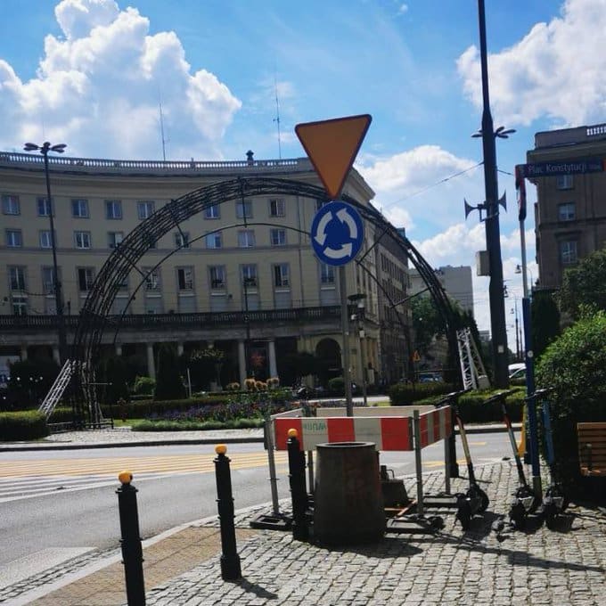 Tęcza wraca na pl. Zbawiciela? Na rondzie pojawił się szkielet nowej instalacji