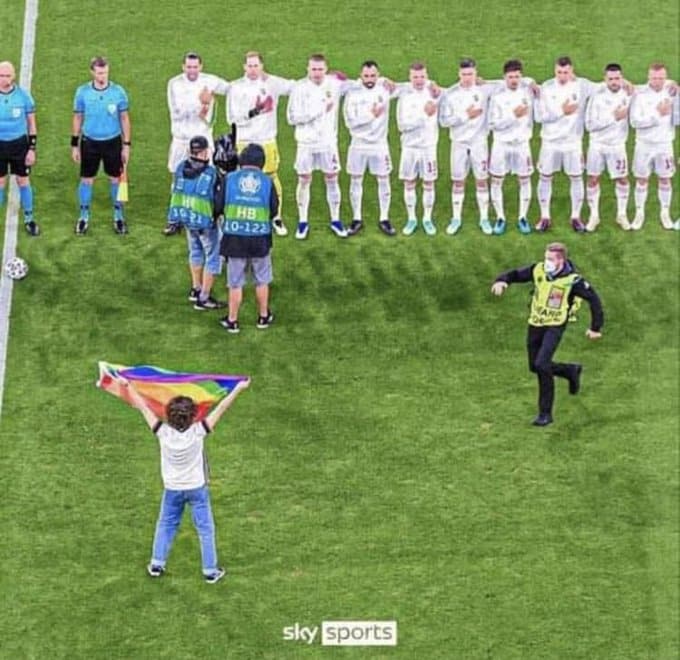 Ultras LGBT wtargnął na murawę. Zakłócił hymn Węgier