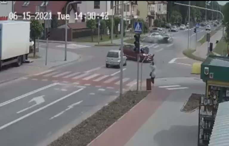 W Płońsku doszło do zderzenia trzech samochodów /film/