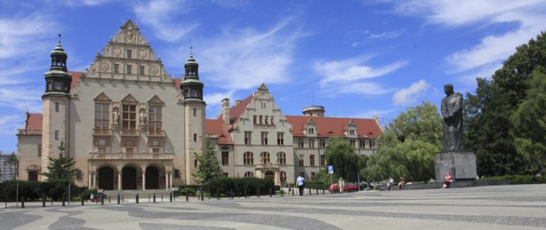 MW zawiesiła baner przed uniwersytetem w Poznaniu dot. faworyzowania Ukraińców. Rektor odpowiada
