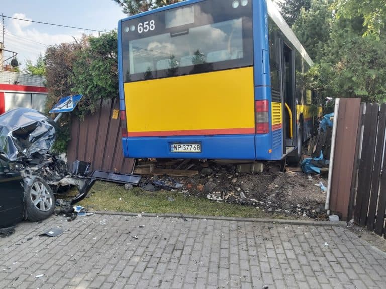 Autobus zderzył się z osobowym audi, po czym wjechał na posesję