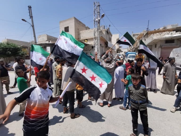 Mieszkańcy syryjskiej prowincji Idlib protestują: Chcą wojny !!!