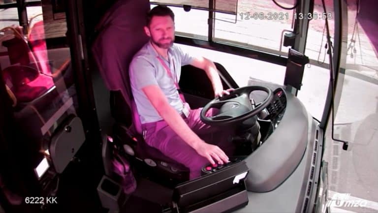Atak na młodego chłopaka. Uratował go kierowca autobusu /film/