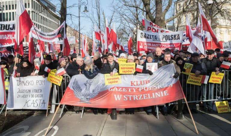 Demonstracja w obronie suwerenności przed siedzibą Trybunału Konstytucyjnego