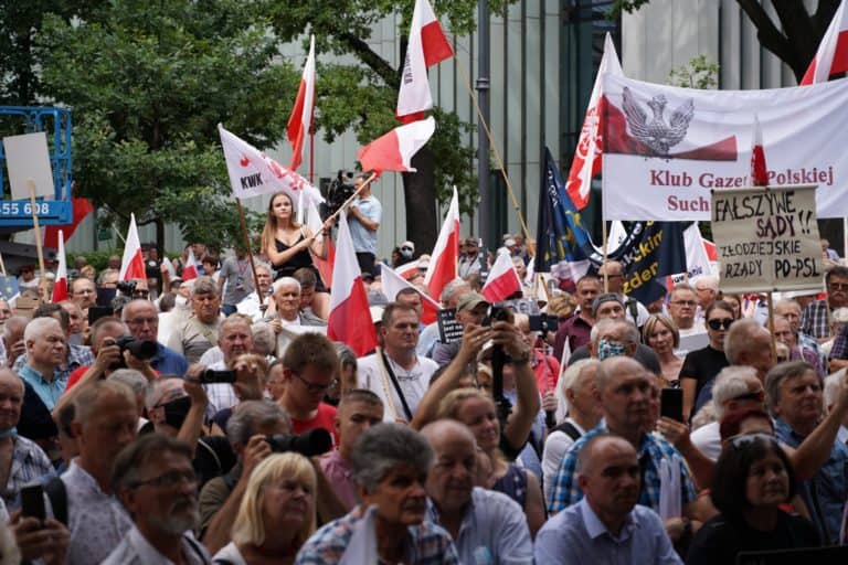 Manifestacja przed Trybunałem Konstytucyjnym: „Tu jest Polska, nie Bruksela!”
