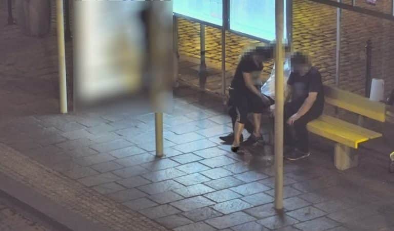 Krakowska Straż Miejska: Halo, nie śpimy! Ktoś panu siedzi na kolanach!