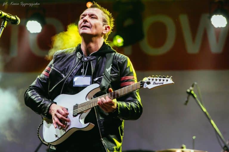 Robert Madziarz /gitarzysta, wokalista, kompozytor, producent muzyczny/ i jego działalność artystyczna podczas pandemii Covid-19