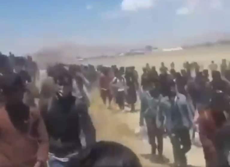 Wędrówki ludów… Afgańczycy pieszo przemierzają Iran, by dostać się do Turcji /film/