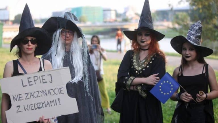 Wiedźmy wyszły na ulice Krakowa. Nic im się nie podoba i przeciwko wszystkiemu protestują