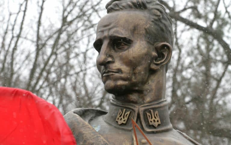W Kanadzie na popiersiu Szuchewycza, ktoś napisał słowo „nazista”