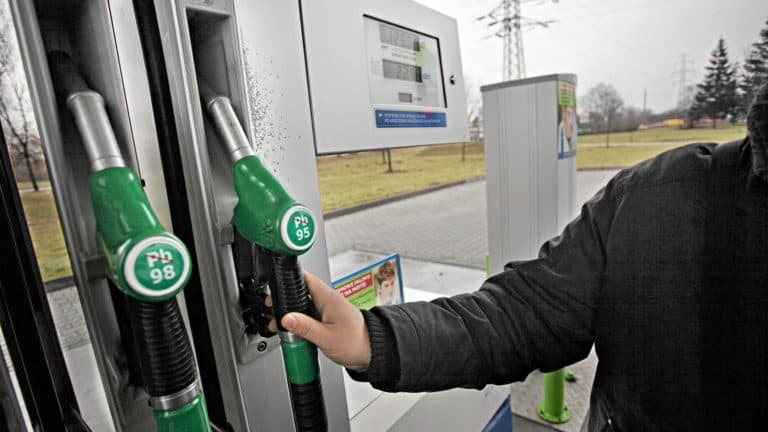 Nalał benzynę do baku diesla, ale o wiele gorszą rzecz zrobił potem…