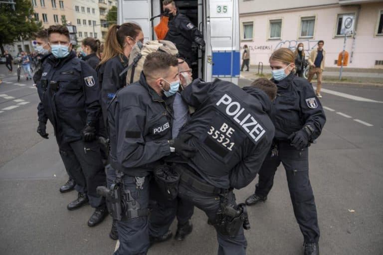 80 zatrzymanych w Berlinie podczas protestów przeciw obostrzeniom pandemicznym /filmy/