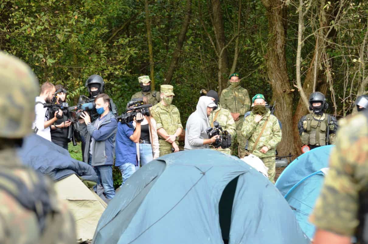 Koczujący przy granicy z Polską migranci wraz z przedstawicielami służb białoruskich wzięli udział w briefingu prasowym
