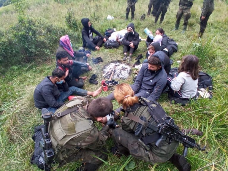 Grupa migrantów przekroczyła granicę. Utknęli na bagnach Puszczy Białowieskiej