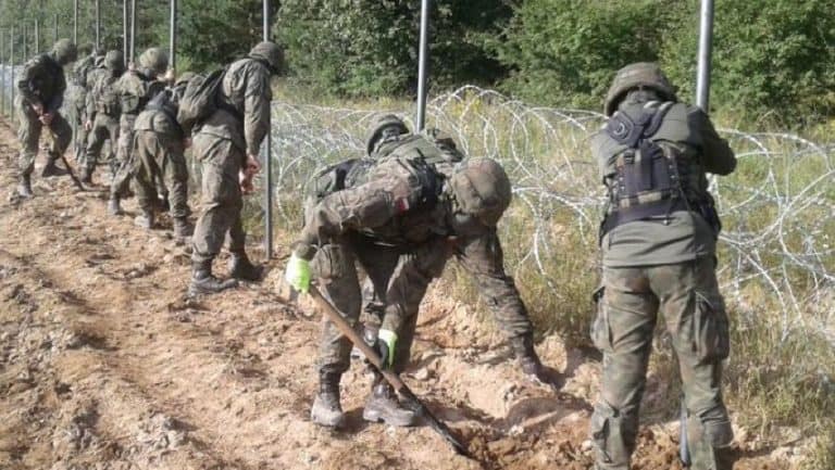 Żołnierze rozpoczęli budowę ogrodzenia na granicy polsko-białoruskiej
