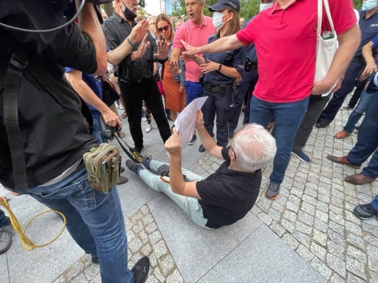 Protest w obronie TVN. Skopano kontraminfestanta