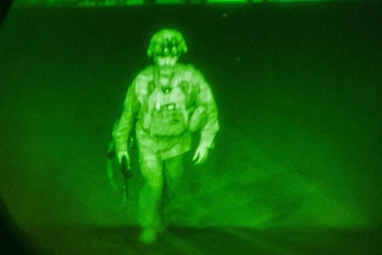 Ostatni amerykański żołnierz opuścił Afganistan. Kultowe zdjęcie