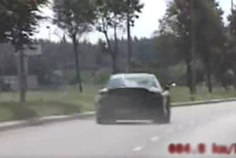 Pędził w porsche w terenie zabudowanym ponad 150 km/h /film/