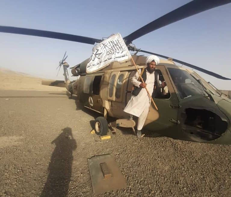 Śmigłowiec Sił Powietrznych Talibów nad prowincją Herat /film/