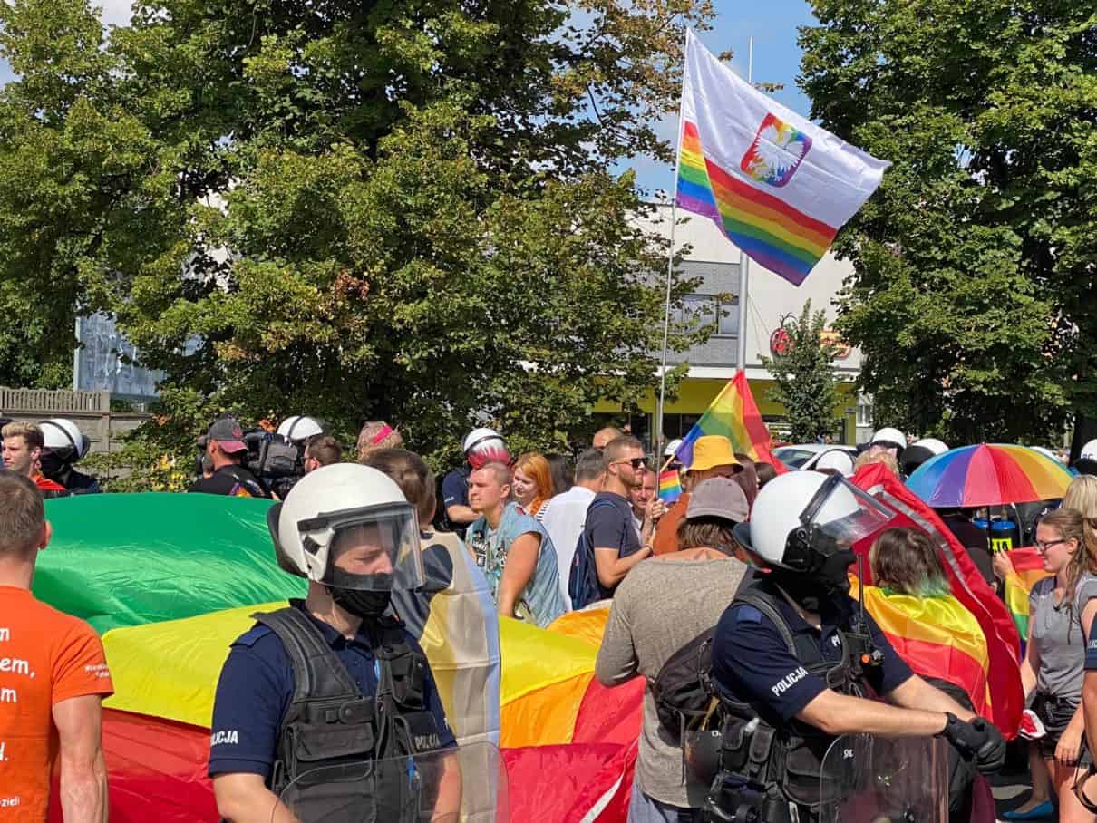 „Tęczowa Częstochowa” i namiętny pocałunek muzułmanina i ortodoksyjnego żyda