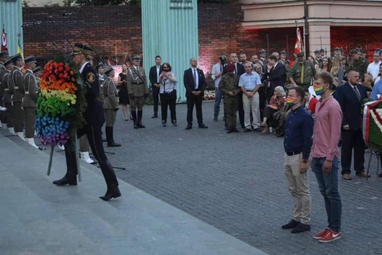 Tęczowy wieniec pod pomnikiem Powstania Warszawskiego. “Marna prowokacja”