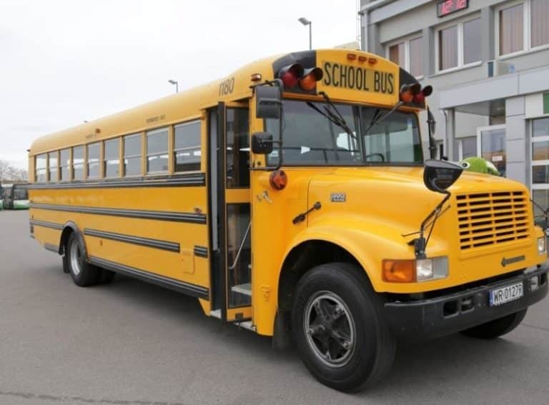 W USA kierowcy szkolnych autobusów masowo odchodzą z pracy. Powodem są obowiązkowe szczepienia