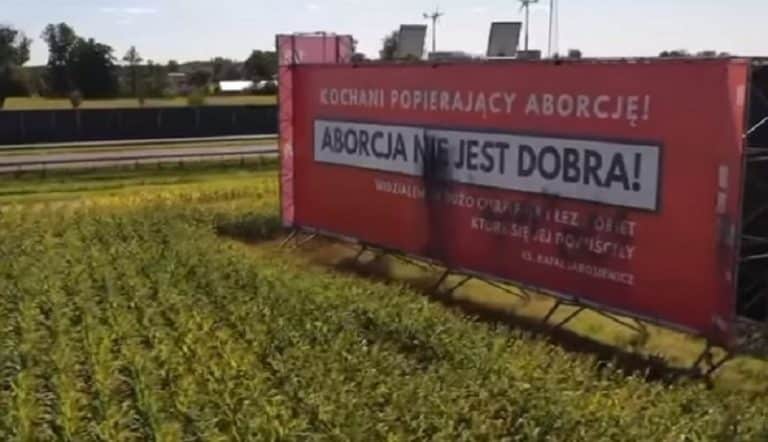 Największy w Polsce baner z pro life został zniszczony