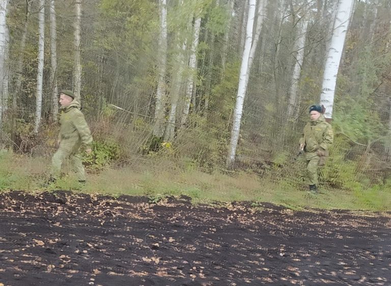 Żołnierze białoruskich jednostek specjalnych w pasie granicznym przy granicy z Polską