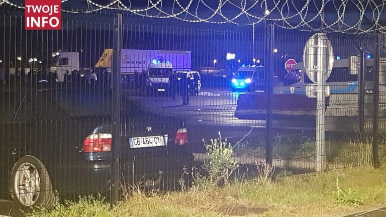 Migranci blokują parking w Calais. Polscy kierowcy zostali uwięzieni