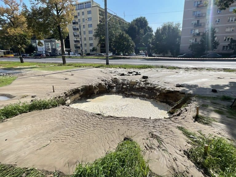 Awaria w Warszawie. Woda zalała torowisko