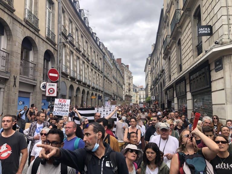 Kolejna sobota we Francji pod znakiem demonstracji przeciw obostrzeniom sanitarnym