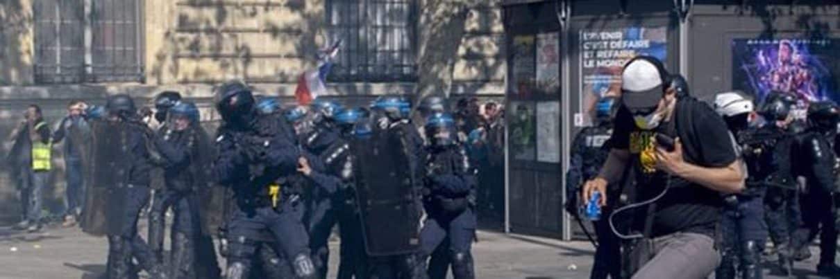 Tak podczas rozpraszania protestów francuska policja biła kobietę /film/