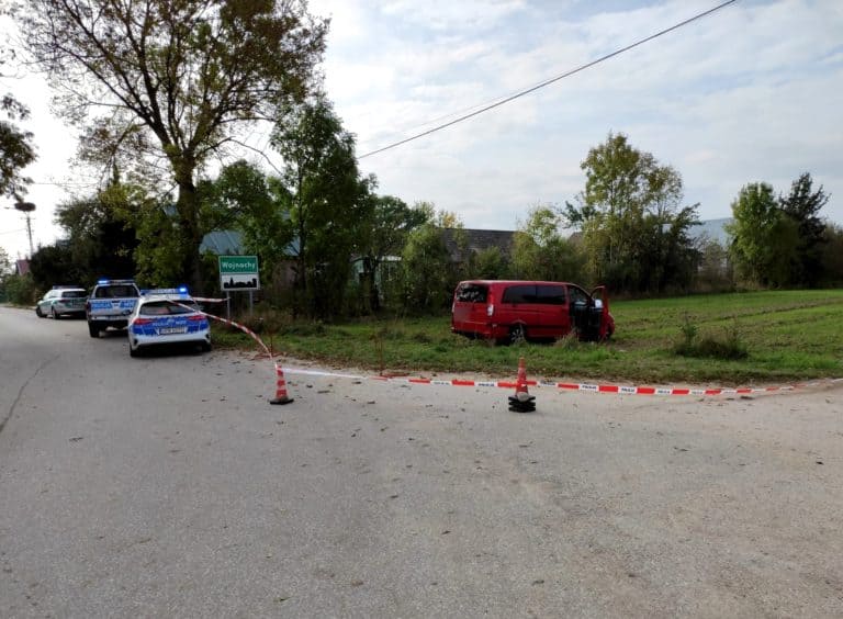 Gruzin przewoził kilkunastu nielegalnych imigrantów. Potrącił policjanta, który próbował go zatrzymać