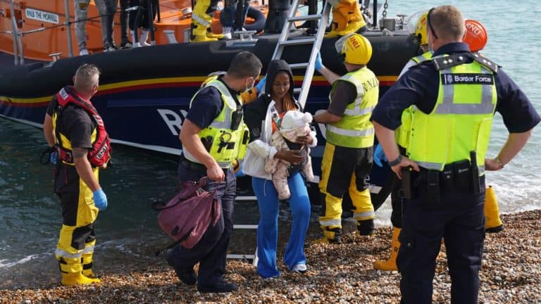 Kryzys migracyjny: w poniedziałek rekordowa liczba migrantów przybyła do Wielkiej Brytanii