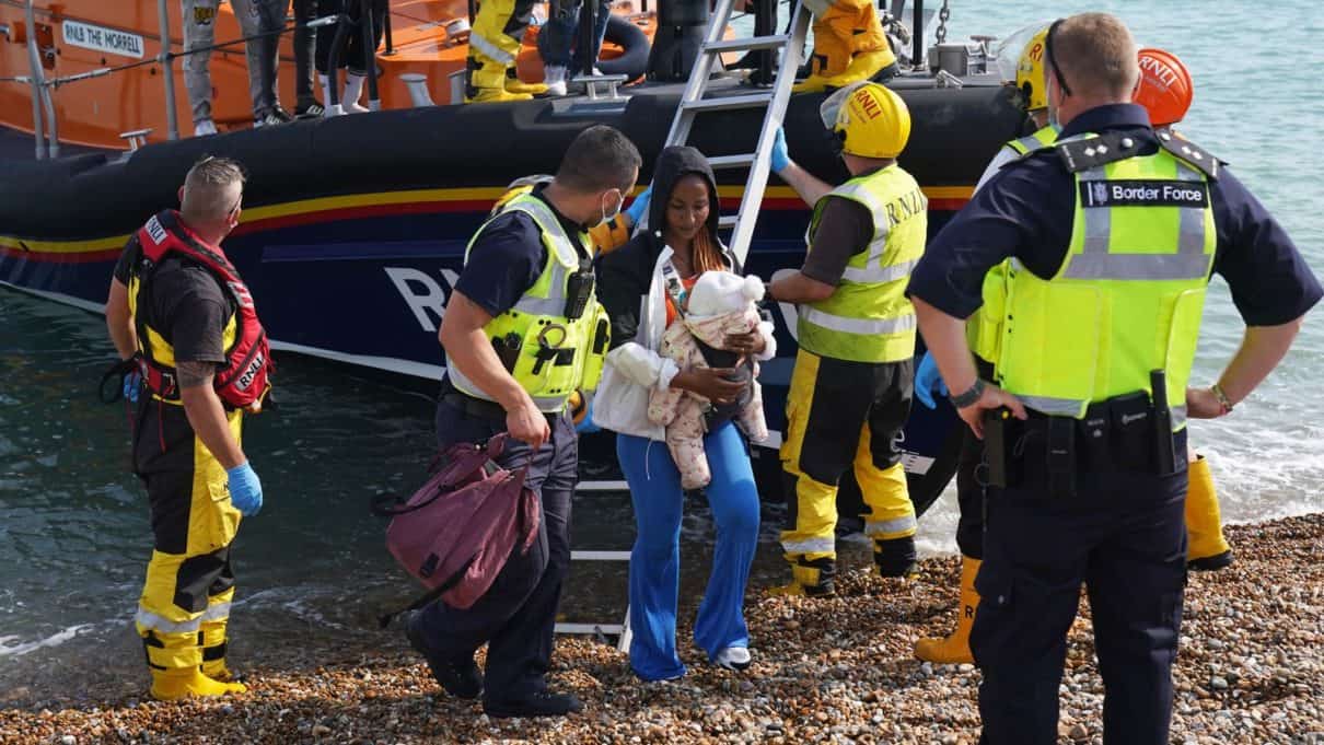 Kryzys migracyjny: w poniedziałek rekordowa liczba migrantów przybyła do Wielkiej Brytanii